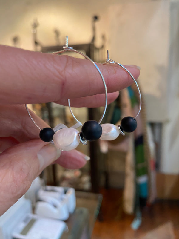 Onyx + Pearl Hoop