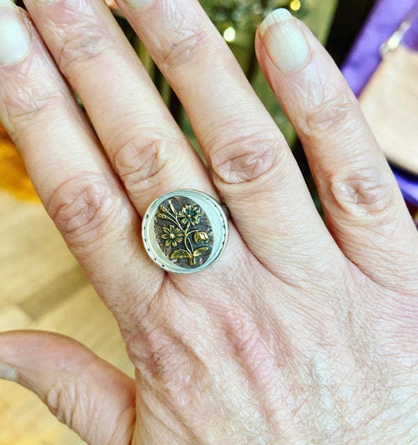 Antique Button Mother Of Pearl Gold Floral Ring