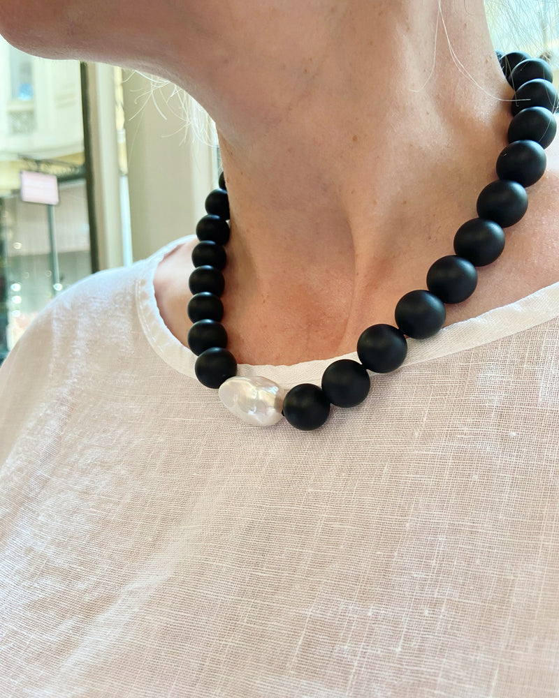 Onyx deals pearl necklace