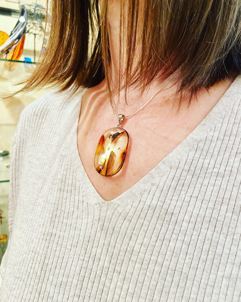 Amber Pendent With Detail