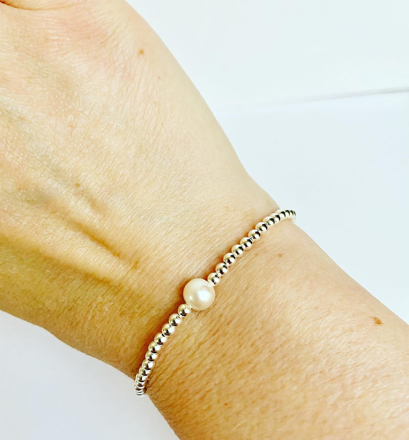 Stretch bracelet with single pearl