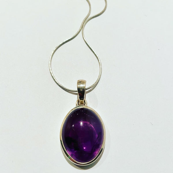 Amethyst gemstone pendent and chain necklace