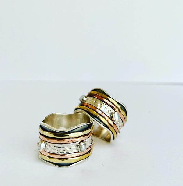 Spinner ring with pearl detail
